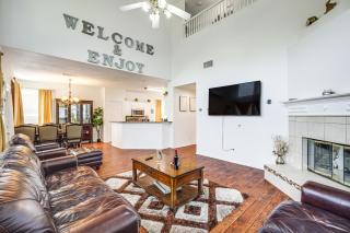 3 Mi to DFW Pet-Friendly Euless Home - Euless - 0