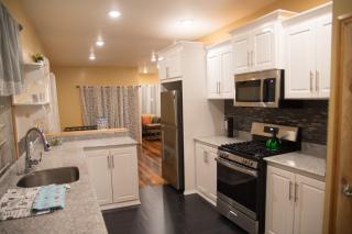 Upstairs 3 Bedroom Avalon Regia Apartment - 4