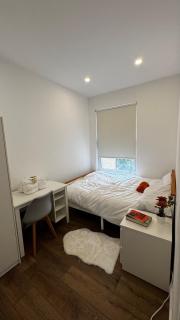 Deluxe Suite w PS5, Balcony, Netflix, Sleeps 6, ideal for relocators and professionals - 8