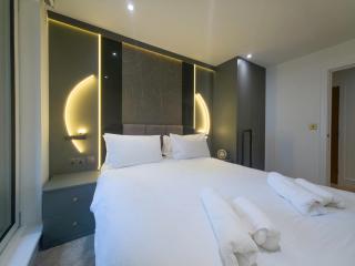 Pass the Keys Luxury 2BR with Balcony Views - 8