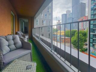 Pass the Keys Luxury 2BR with Balcony Views - 7
