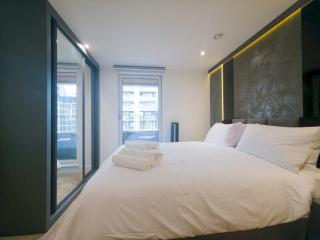 Pass the Keys Luxury 2BR with Balcony Views - 1