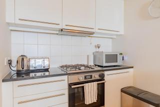 Spacious and Well-Connected 1BD near Oval Station - 4