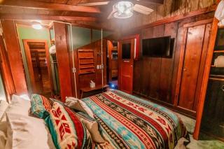 Hobbit House in Big Bear ~ Cozy & historic cabin with Wi-Fi & hot tub - 2