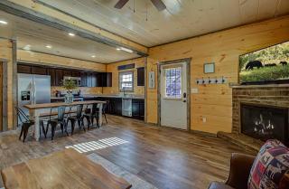 Come stay with us! Reduced Rates, Close To DW - 8