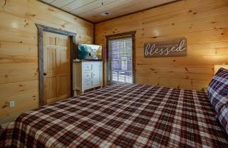 Come stay with us! Reduced Rates, Close To DW - 7