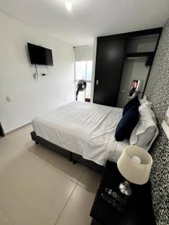 Descanso y Comodidad en Edificio Seguro con Balcón - 0