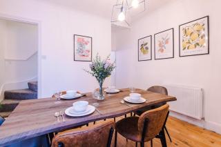 Foxton Manor - Stylish 3Bed Retreat, Free Parking & Netflix, WiFi - 4