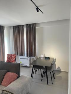 Mel Apt - 8