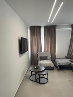 Mel Apt - 6