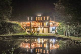 Sleeps 16 Hot Tub Sauna Dogs Welcome Ping Pong - 0