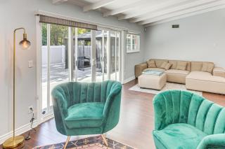 Private Yard with Pool Bright Escape in Canoga Park - Canoga Park - 9