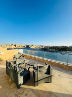Panoramic & Jacuzzi Seafront, Seaview Sliema Penthouse - 4