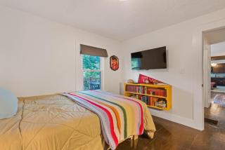 Artistically furnished Creekside House with Pond - Waynesville - 7