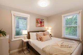 Chic 3BR 2BA Duplex w Serene View BBQ near airport - 8