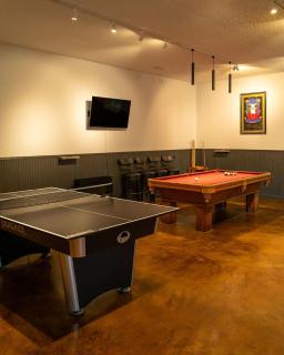 Perfect Luxe Retreat with Hot Tub - Gerton - 6