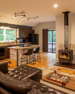 Perfect Luxe Retreat with Hot Tub - Gerton - 2