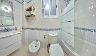 Apartment with queensize bed, Wifi, AC, 5 min walk to the beach - 9