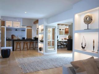Refined villa, designed in Blakstad style, 6 bedrooms, a large swimming pool - 3