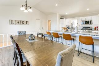 Lake View and Deck Group Getaway in Whitehall! - Whitehall - 4
