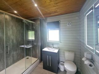 Oak 9 Hot Tub - Garton - 4