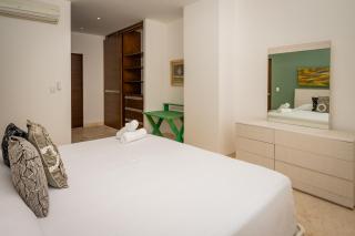 Magnificent 2 blocks from the beach and 5th Ave - 3