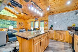3 Mi to Dollywood Peaceful Cabin with Deck - 2