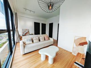 Stylish city center infinity pool unbeatable night view near to attractions, food, family friendly - 8
