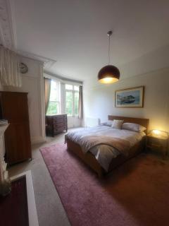 Quirky Central Bromley Apartment - 2