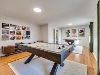 Pool Game Room Fireplace Single Story - Tulsa - 7