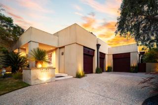 Art-Filled Luxury Escape - Roomy & Refined - 5