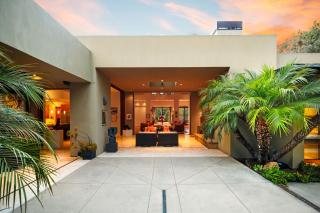 Art-Filled Luxury Escape - Roomy & Refined - 9