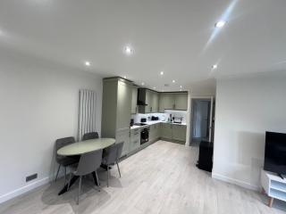 Rose Mews, Newly Refurbed Modern Interior with Garden - Edmonton - 1