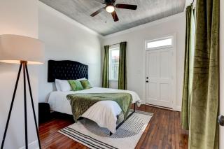 Stylish Mid-city Stay Pool & Central Location - 7