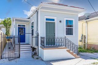 Stylish Mid-city Stay Pool & Central Location - 9