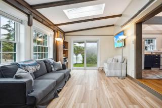 Beach Plum Cottage Steps to Beach Loft AC - 8