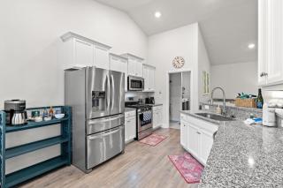 Light and Bright 3BR with Backyard on Golf Course - Myrtle Beach - 3