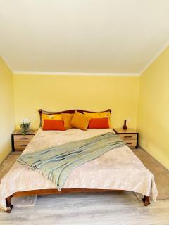 Yellow House - Pilipets - 7