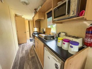 Cosy Dog Friendly Caravan, Near To Great Yarmouth In Norfolk Ref 10029Rp - 1