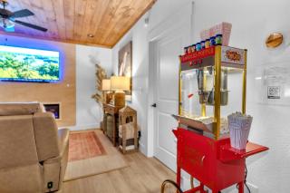 Family Chalet With Rooftop Theater GameRoom Mins to DT - 1