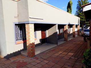 Sunset Junction Lodge & Tours - Livingstone - 8