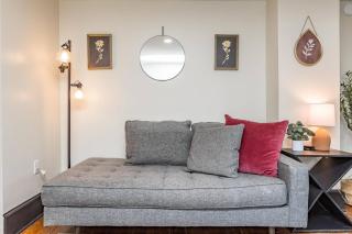 Snug & Stylish Cottage Walk to River & Bwater - 1