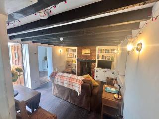 Alma Cottage - Cosy Romantic Retreat - Log Burner - 7