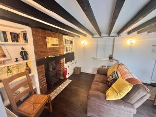 Alma Cottage - Cosy Romantic Retreat - Log Burner - 9