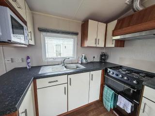 Lovely 6 Berth Caravan At St Osyth Beach Holiday Park In Essex Ref 28035Fi - 2