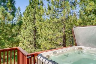 Near Downhill Ski Resort! Hot Tub Haven in Truckee - 9