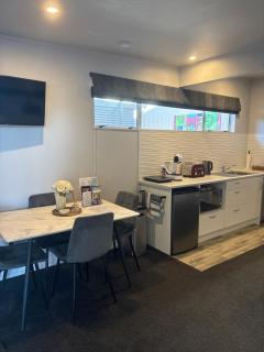 Self Contained gem in the country, near to town -  - 5