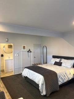 Self Contained gem in the country, near to town - - 7