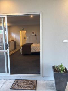 Self Contained gem in the country, near to town - - 9