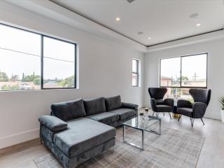 Luxury Modern 4 bedroom with Rooftop Deck #5 - 0